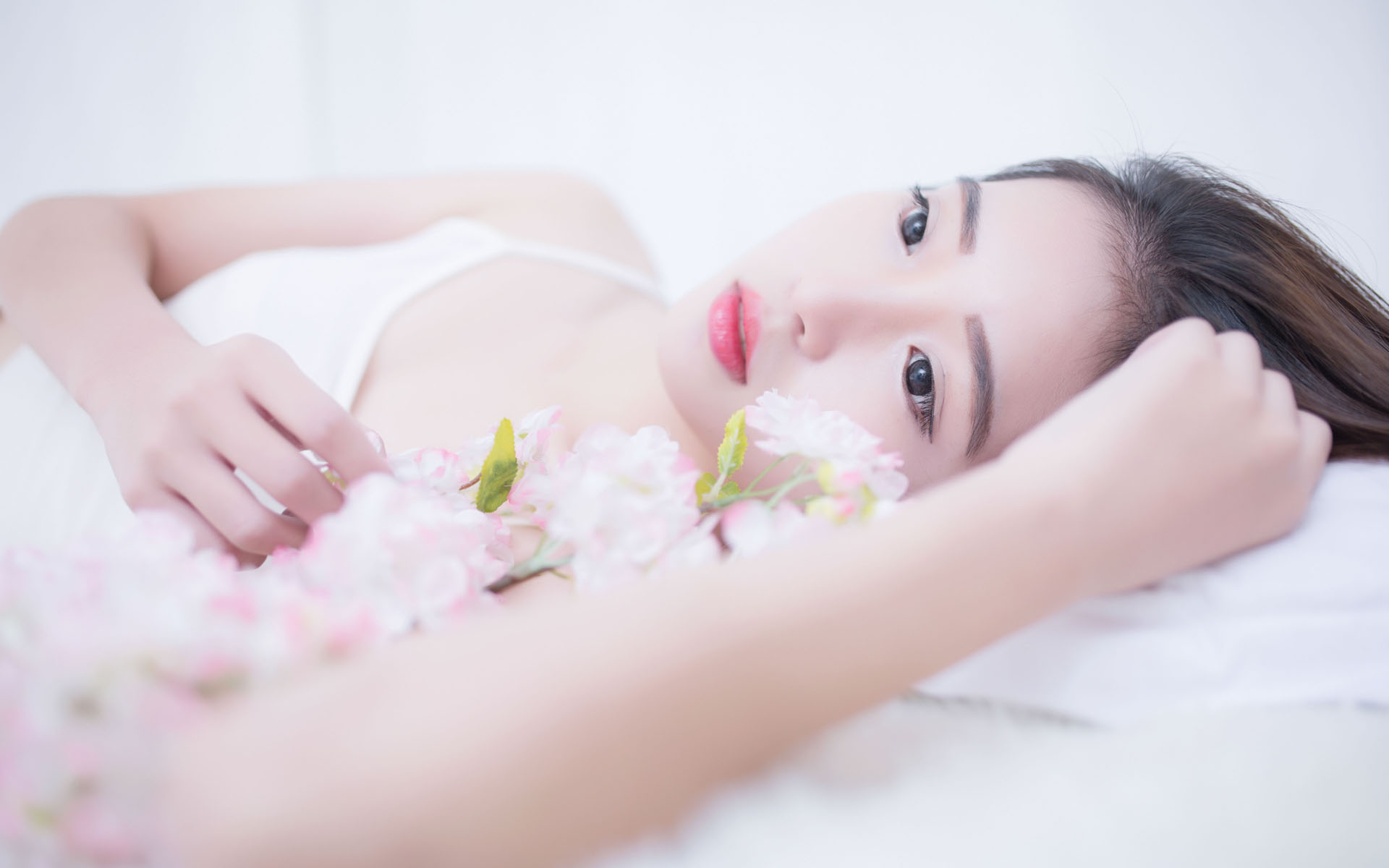 成都高温持续 民众进入防空洞纳凉